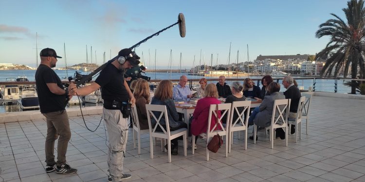 El equipo de 'Un país para leerlo' grabó en las instalaciones del Club Náutico de Ibiza con las personas que integran el club de lectura 'Tinta de mar'. Imagen cedida a Noudiari por la producción del programa