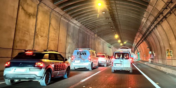 Vehículos atascados en el túnel de Sant Rafel.
