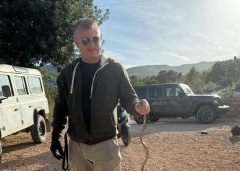 Dean Gallagher, con una serpiente capturada en Ibiza en 2023
