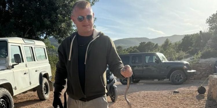 Dean Gallagher, con una serpiente capturada en Ibiza en 2023