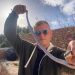 El voluntario Dean Gallagher con una serpiente capturada el año pasado en la Cala de Sant Vicent