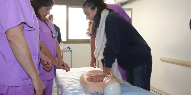 Una alumna realiza una maniobra de reanimación con un maniquí.
