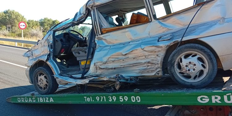 Estado en que ha quedado la furgoneta tras el impacto.