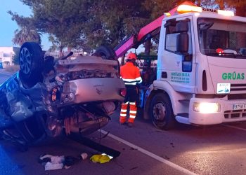 El vehículo ha quedado volcado sobre su techo.