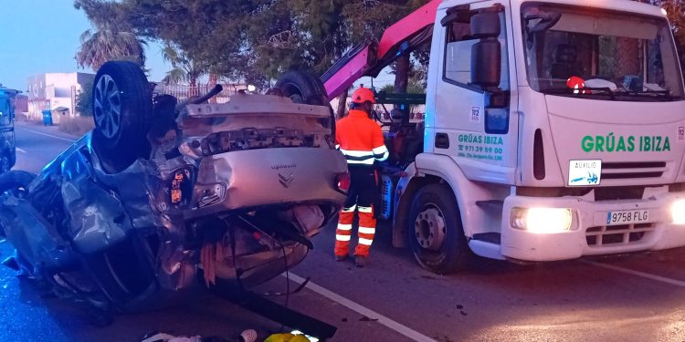 El vehículo ha quedado volcado sobre su techo.