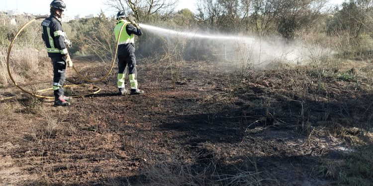 Los bomberos refrescan la zona quemada. Foto: Bombers d'Eivissa