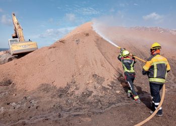 Los bomberos han cubierto con tierra los residuos que todavía arden. Foto: Consell Insular de Formentera