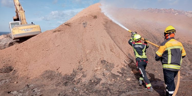 Los bomberos han cubierto con tierra los residuos que todavía arden. Foto: Consell Insular de Formentera