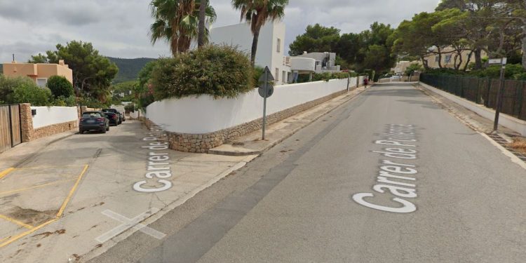 Imagen de archivo de un tramo de la calle Pollença de Cala Vedella. Foto: Google Street View