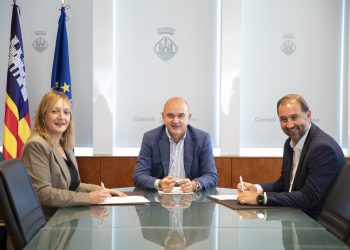 Tania Marí, Vicent Marí i José Ignacio Andrés, durant la signatura del conveni. Foto: Consell d'Eivissa