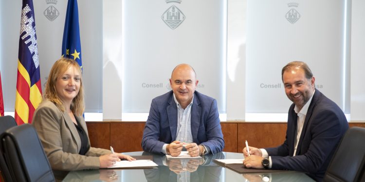 Tania Marí, Vicent Marí i José Ignacio Andrés, durant la signatura del conveni. Foto: Consell d'Eivissa