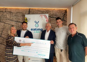 Entrega del cheque de la recaudación. Foto: Eating in Ibiza.