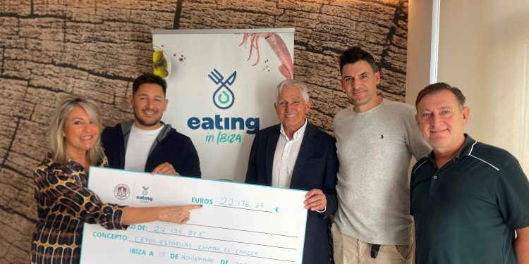 Entrega del cheque de la recaudación. Foto: Eating in Ibiza.