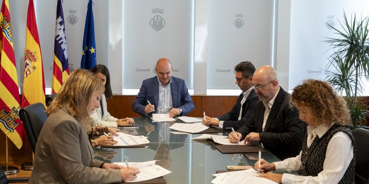 Firma del Pla5 de Cooperación Municipal. Foto: Consell de Ibiza