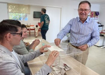 El secretari general de la FSE-PSOE, Josep Marí Ribas, ‘Agustinet’, durant la votació. FOTO: FSE-PSOE