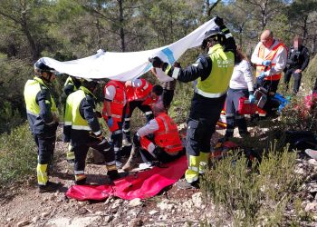 Los bomberos, atendiendo al motorista accidentado. FOTO: @bombersdeivissa
