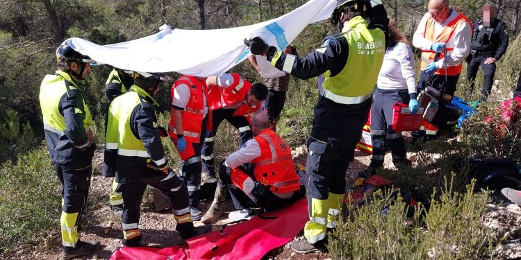Los bomberos, atendiendo al motorista accidentado. FOTO: @bombersdeivissa