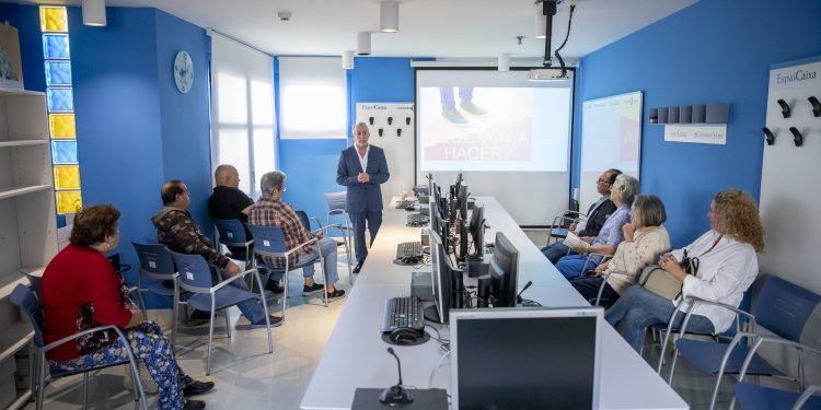 Garcerán durante la charla en la Llar Eivissa