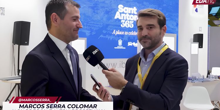 Un momento de la entrevista a Marcos Serra por parte de Javier Negre en una imagen facilitada por el PSOE.