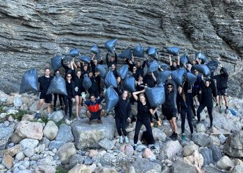 Los participantes muestran las bolsas con los residuos recogidos. Fotos: Ayuntamiento de Sant Antoni