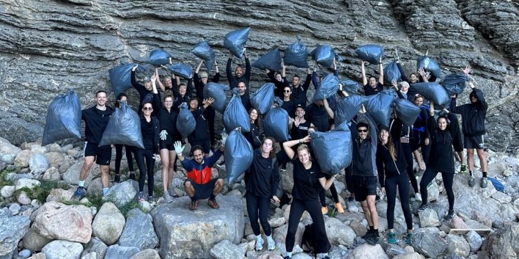 Los participantes muestran las bolsas con los residuos recogidos. Fotos: Ayuntamiento de Sant Antoni