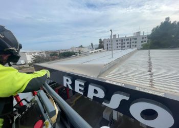 Intervención de los bomberos para retirar la chapa metálica. Fotos: Bombers d'Eivissa