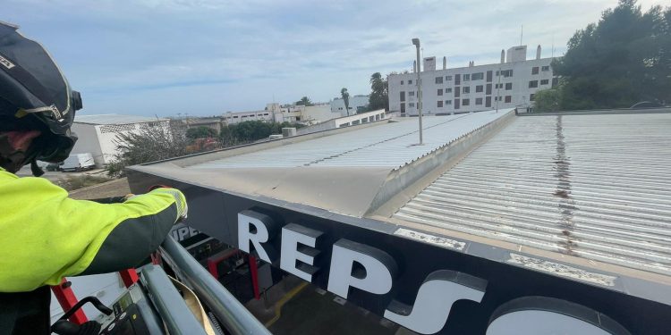 Intervención de los bomberos para retirar la chapa metálica. Fotos: Bombers d'Eivissa