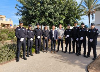 Los agentes en prácticas con el alcalde, la jefa de la Policía Local, Sonia Bea, y el policía local Julián Córdoba. Foto: Ajuntament d'Eivissa