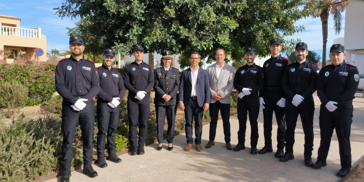 Los agentes en prácticas con el alcalde, la jefa de la Policía Local, Sonia Bea, y el policía local Julián Córdoba. Foto: Ajuntament d'Eivissa