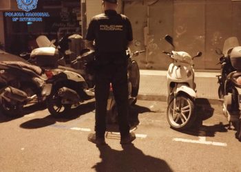 Un agente de la Policía Nacional de Ibiza con varias de las motocicletas recuperadas. Foto Policía Nacional de Ibiza