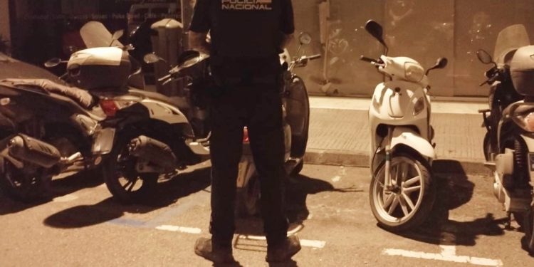 Un agente de la Policía Nacional de Ibiza con varias de las motocicletas recuperadas. Foto Policía Nacional de Ibiza