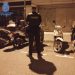 Un agente de la Policía Nacional de Ibiza con varias de las motocicletas recuperadas. Foto Policía Nacional de Ibiza