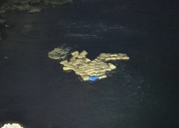 Los fardos, flotando en el mar. Fotografías de la Guardia Civil de Menorca