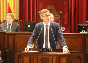 El conseller Antoni Costa, durante su intervención en el Parlament. Foto: Parlament