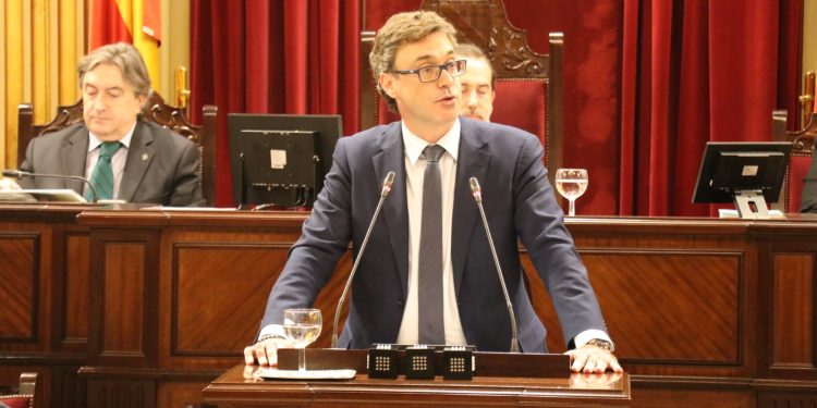 El conseller Antoni Costa, durante su intervención en el Parlament. Foto: Parlament
