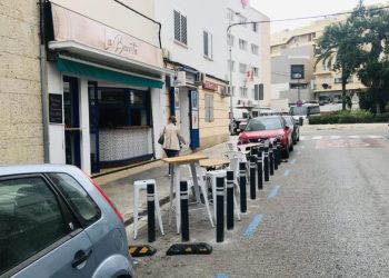 Terraza de un bar sobre una plaza de aparcamiento habilitada en Ibiza durante la pandemia
