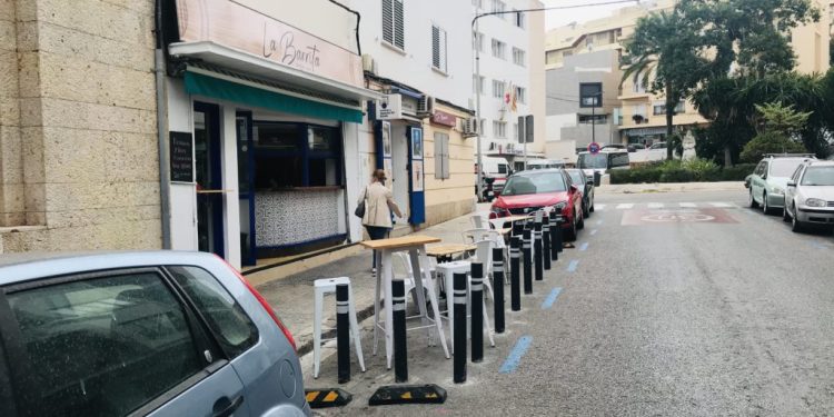 Terraza de un bar sobre una plaza de aparcamiento habilitada en Ibiza durante la pandemia