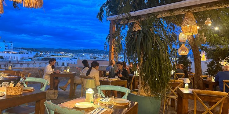 La imagen compartida el ex secretario general. FOTO: @TeoGarciaEgea