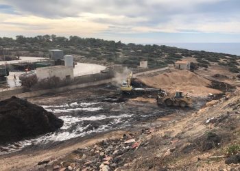 Trabajos que se están llevando a cabo en el vertedero para sofocar el incendio. Foto: Consell Insular de Formentera