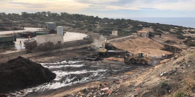 Trabajos que se están llevando a cabo en el vertedero para sofocar el incendio. Foto: Consell Insular de Formentera