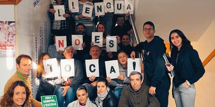 Avui, un grup de docents de l'IES sa Colomina, amb l'ànim de mostrar el seu rebuig a la proposta de segregació lingüística en l'àmbit educatiu duta a terme pel govern de les Illes Balears, seguint el manifest del Moviment per l'Escola en Català a les Illes, s'ha sumat a la iniciativa 'La llengua no es toca'.