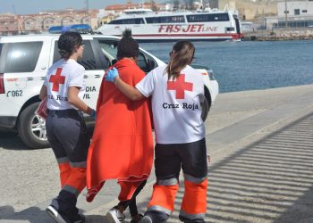 Personal de Cruz Roja atiende a una persona llegada en cayuco sa Canarias. Foto Cruz Roja