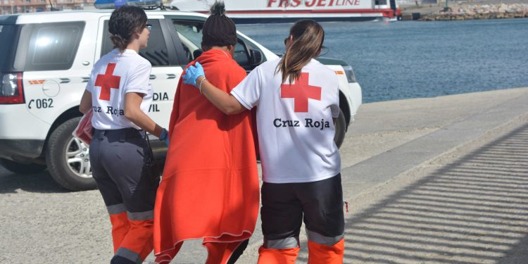 Personal de Cruz Roja atiende a una persona llegada en cayuco sa Canarias. Foto Cruz Roja