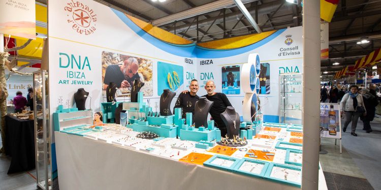 Imagen de uno de los espacios que ocupan los artesanos ibicencos en la feria. Foto: Consell d'Eivissa.