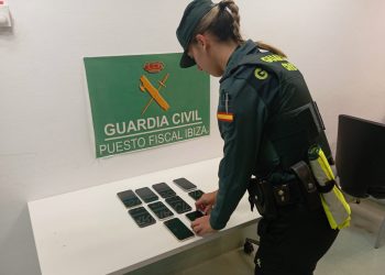 Los móviles encontrados en la maleta. Foto Guardia Civil