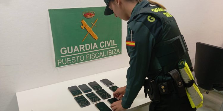 Los móviles encontrados en la maleta. Foto Guardia Civil