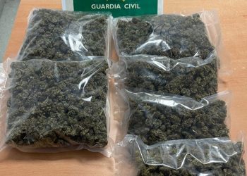 Los cogollos de marihuana, envasados en seis paquetes. Foto Guardia Civil
