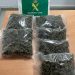Los cogollos de marihuana, envasados en seis paquetes. Foto Guardia Civil