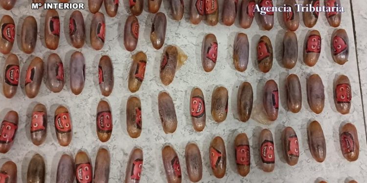 Los 'dátiles' o pequeños paquetes con la droga que el hombre había ingerido y que expulsó en el hospital Son Espases.  Foto Guardia Civil.