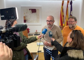 Vicent Roig explica a los medios la decisión sobre la calle Margalida Llogat.